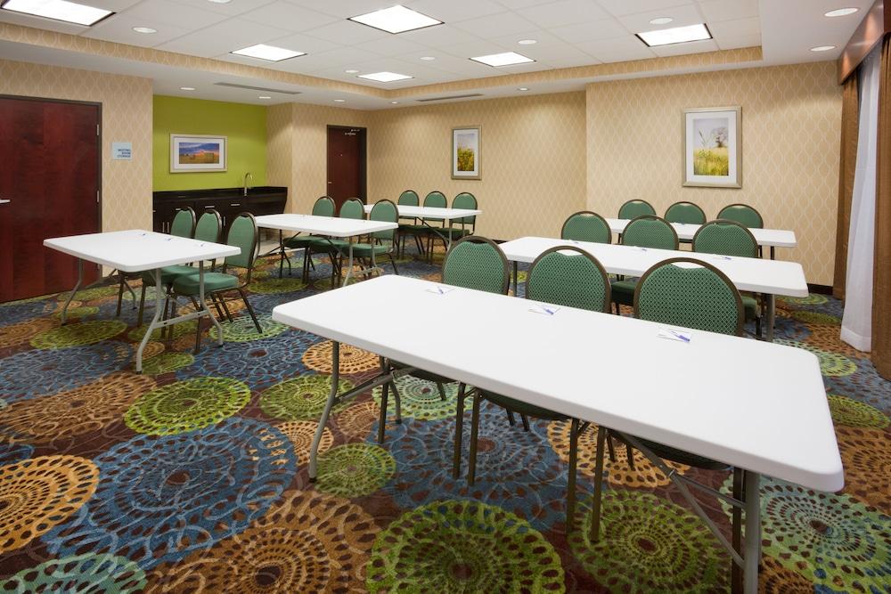 Holiday Inn Express & Suites Davenport by IHG photo 36