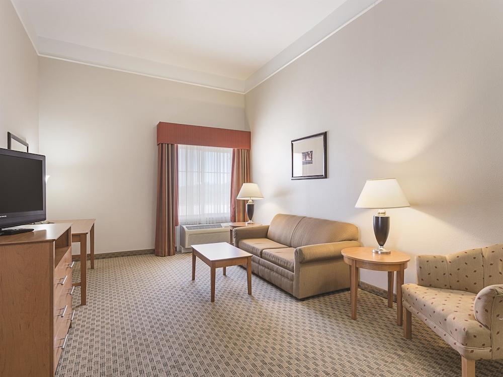 Baymont by Wyndham Brenham photo 11