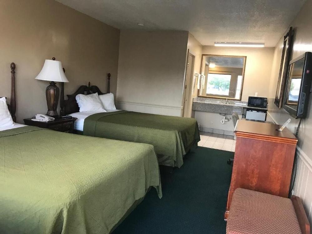 Travelers Inn photo 5