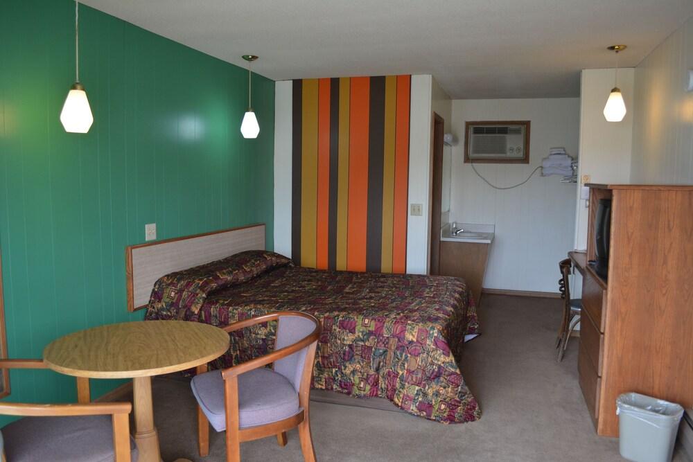 Edgetowner Motel photo 3