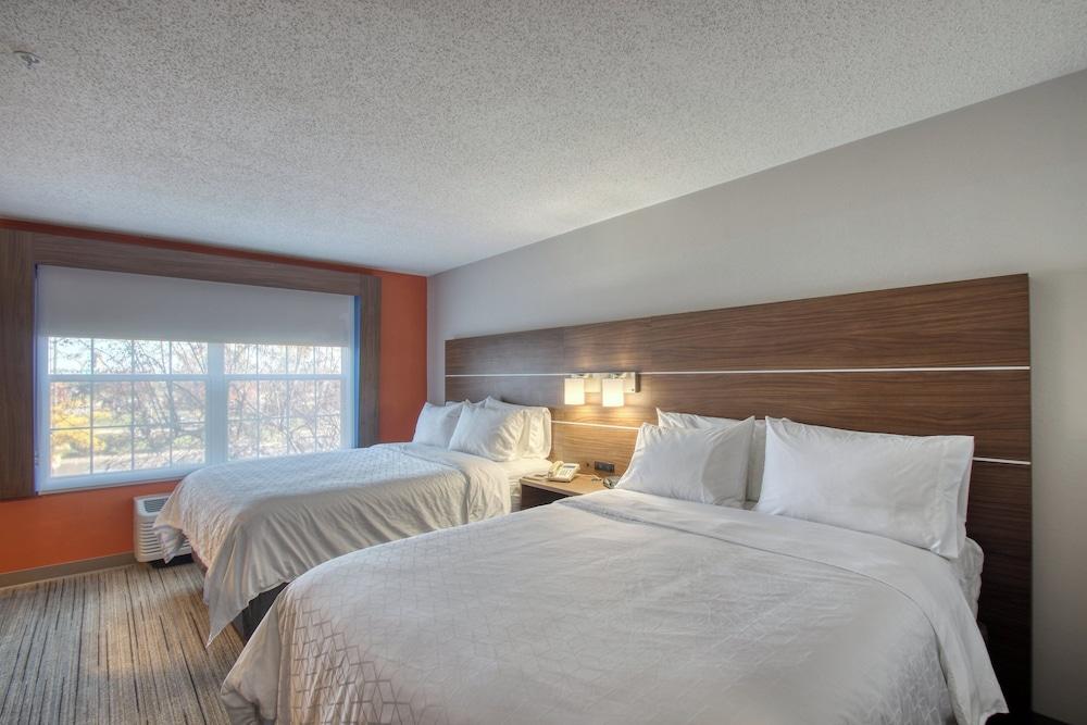Holiday Inn Express Hotel & Suites Oshkosh by IHG photo 32