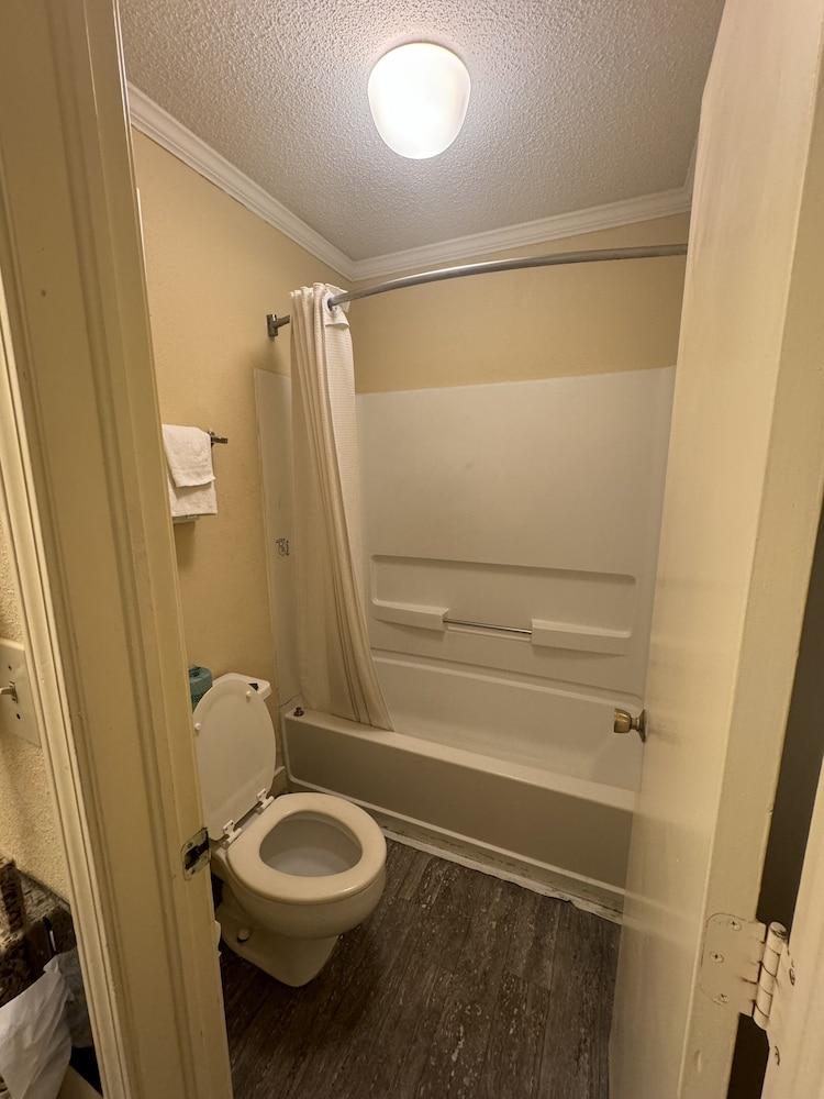 Colony Inn photo 14