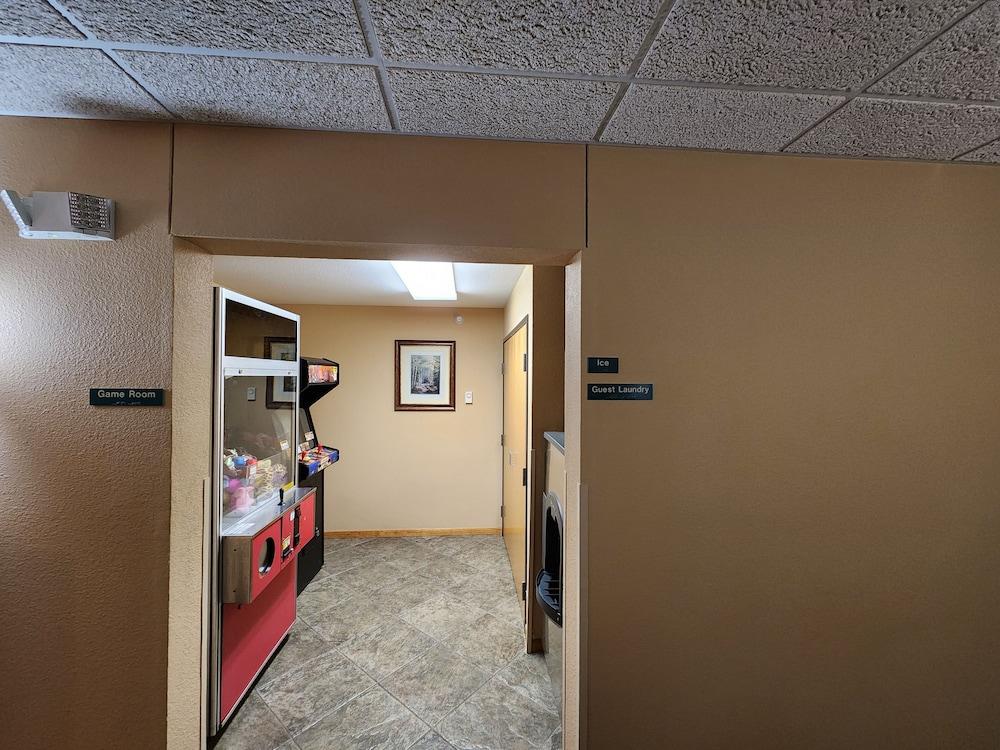 Pine Peaks Lodge & Suites photo 2