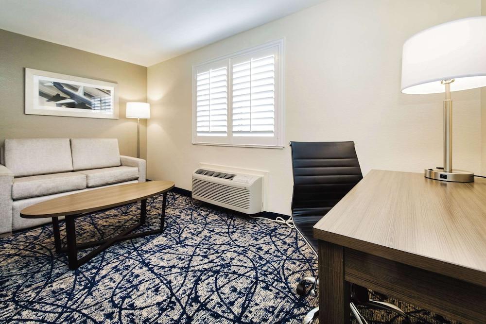 Quality Suites Houston Hobby Airport photo 13
