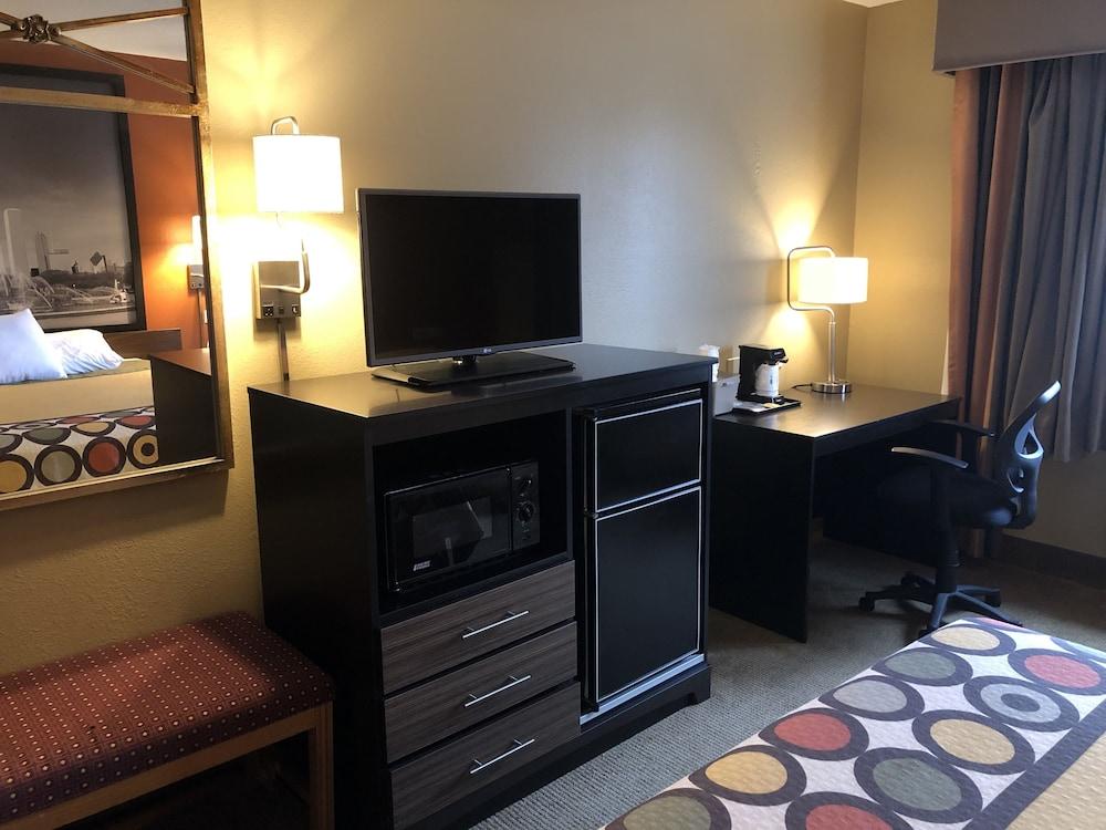Super 8 by Wyndham Crystal Lake photo 10