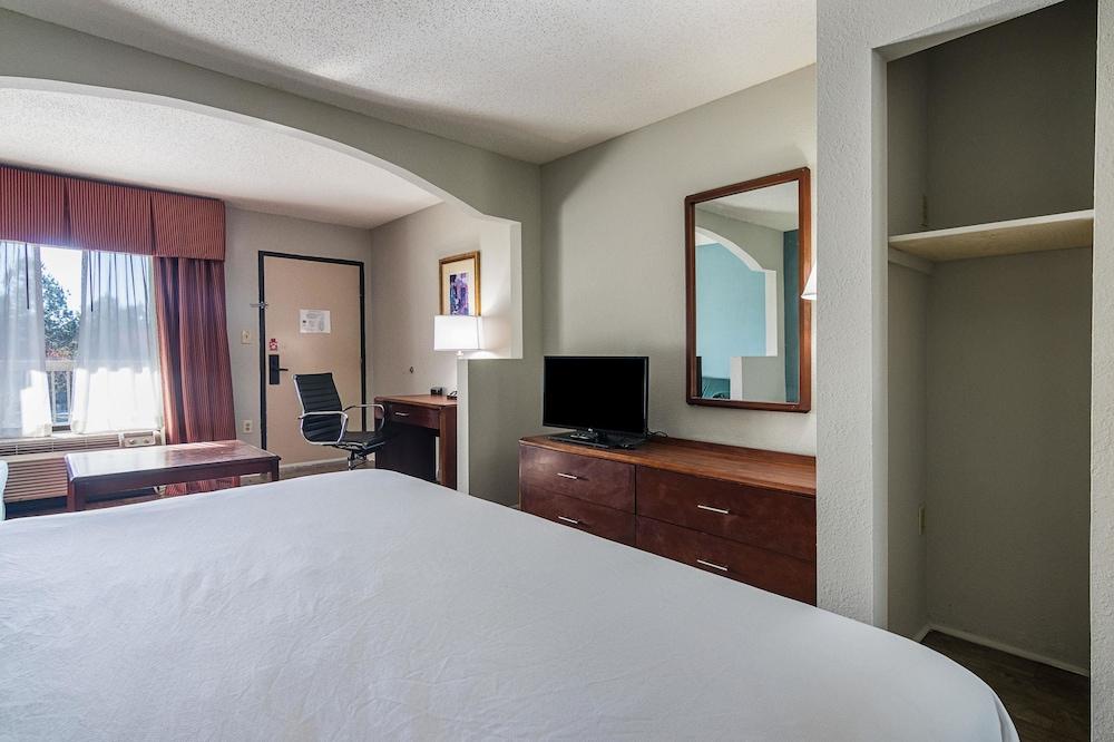 Econo Lodge photo 32