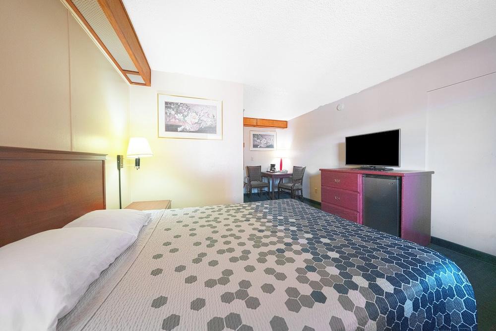Broadway Inn photo 24