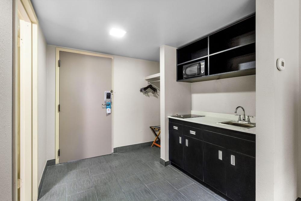 Suburban Studios Altoona photo 5