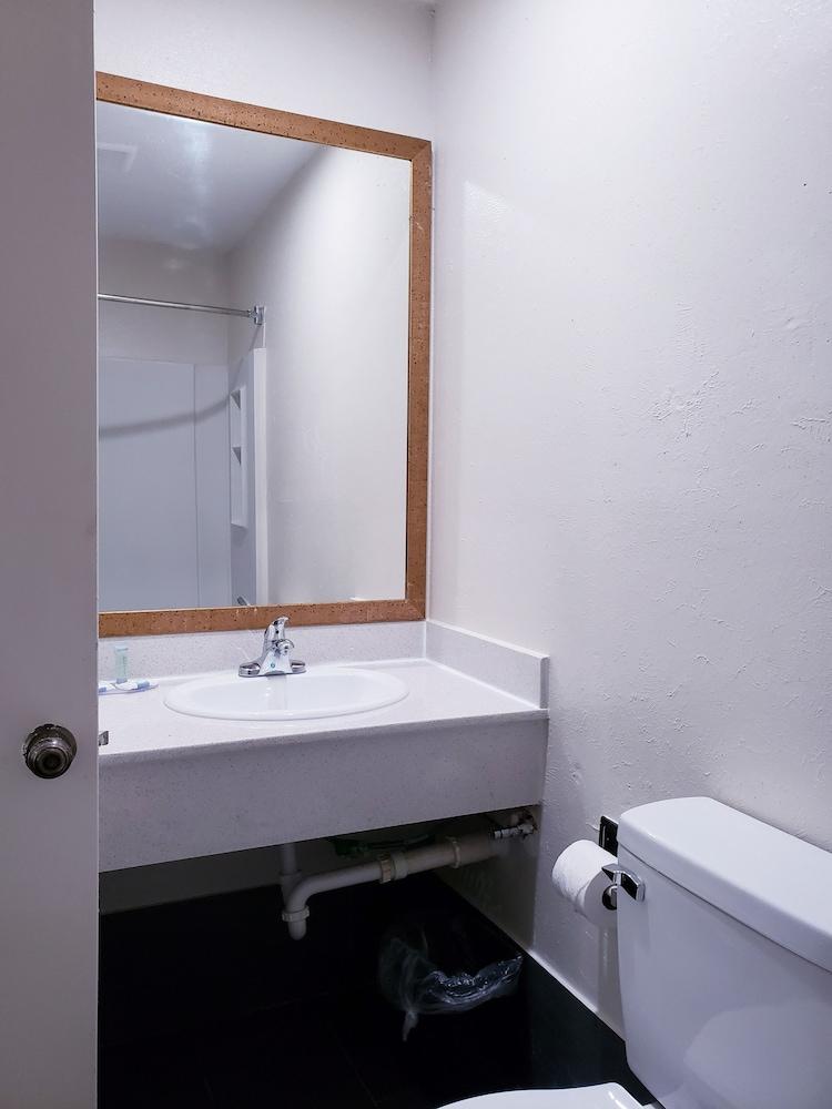 CLEAR LAKES INN photo 9