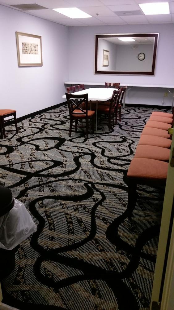 Motel 6 Hastings, NE photo 43