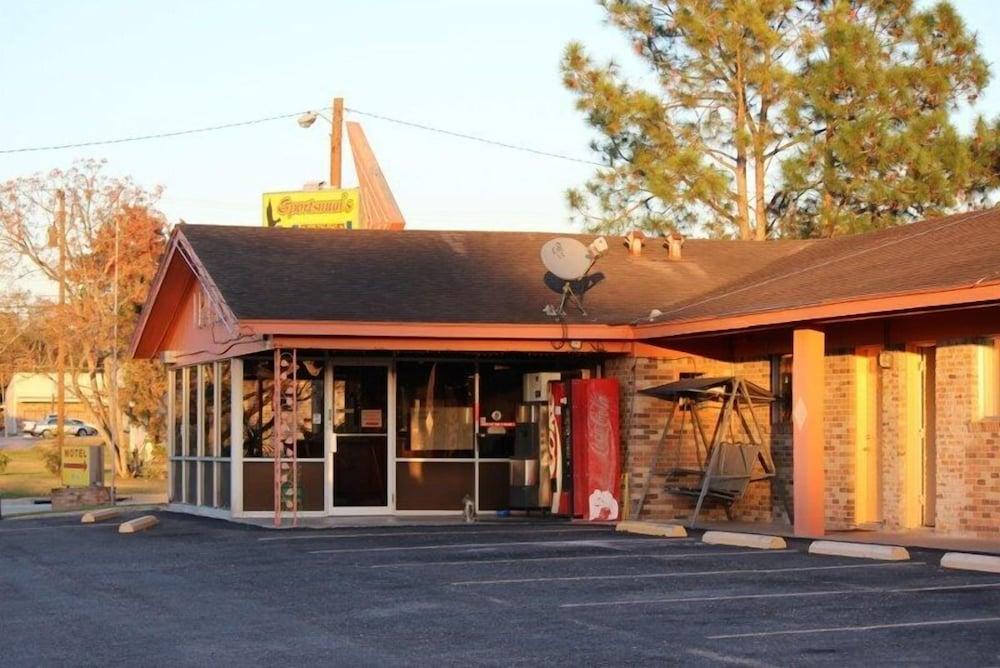 Sportsman Motel photo 11