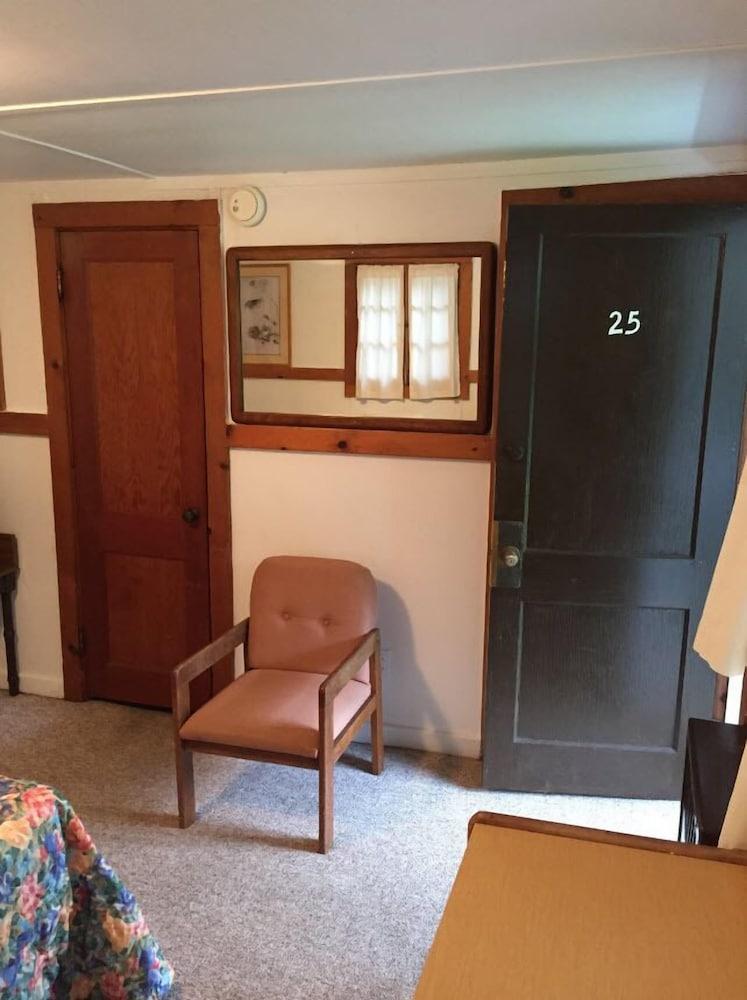 Adirondack Oasis Motel photo 25