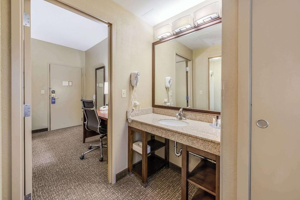 Comfort Suites Chicago O'Hare Airport photo 31