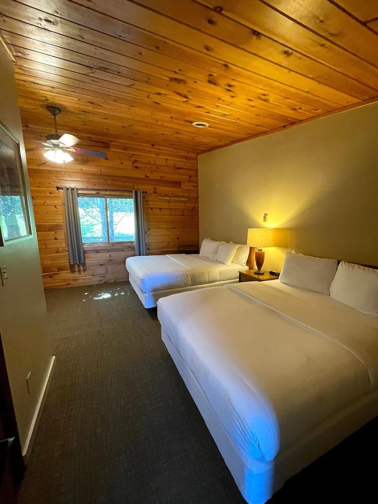 Hanging Horn Lakeside Resort photo 79