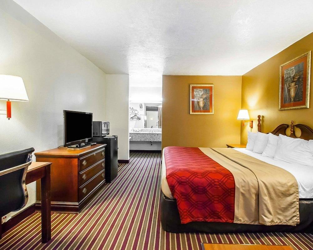 Econo Lodge Dyersburg I-155 photo 16