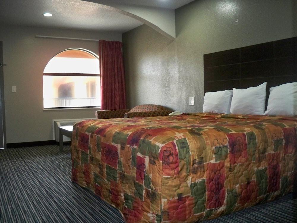 Scottish Inn & Suites photo 38