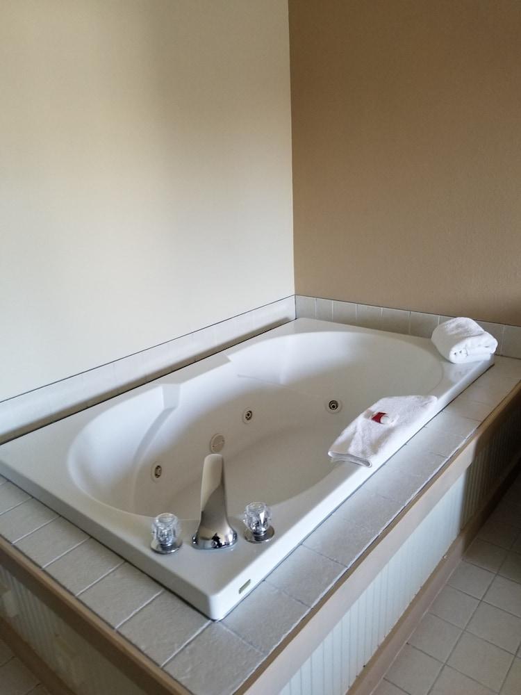 Baymont by Wyndham Noblesville photo 32