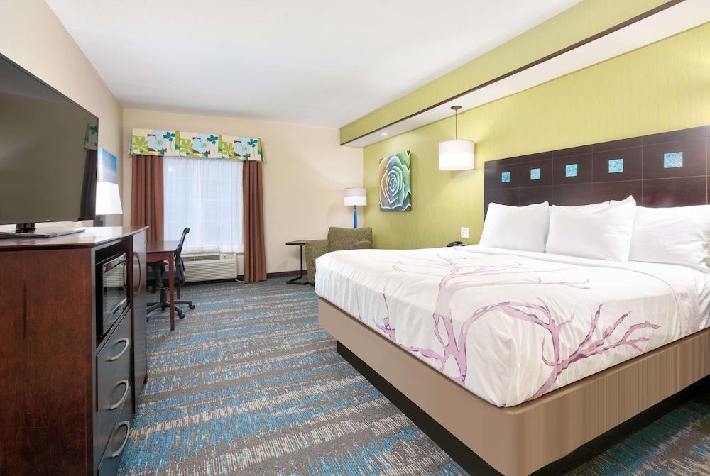 La Quinta Inn & Suites by Wyndham Dallas Grand Prairie South photo 26