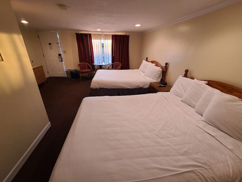 The Tides Motel photo 2