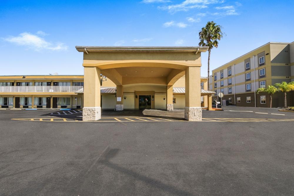 Econo Lodge Daytona Beach - Speedway photo 12
