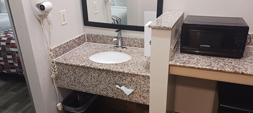 Red Roof Inn & Suites Clinton, MS photo 17