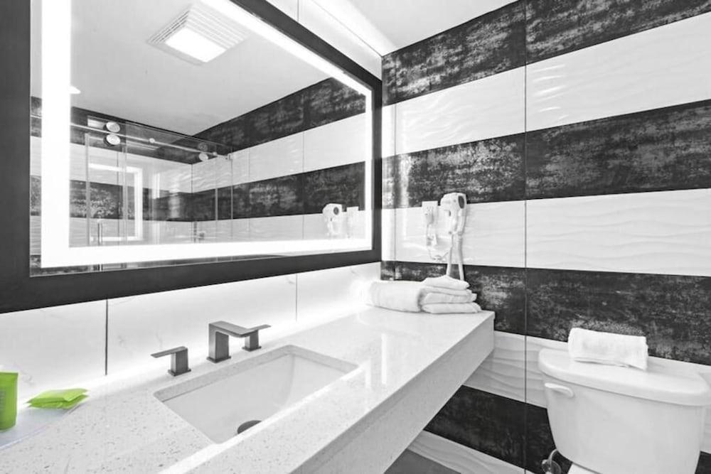LIV Hotel Bronx - Newly Built photo 5