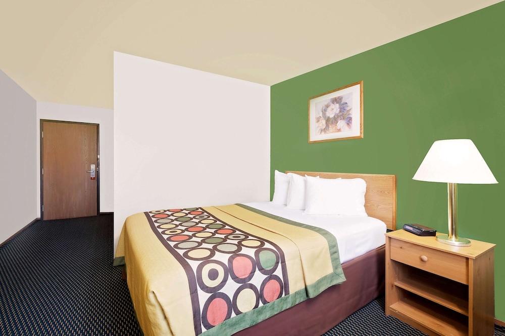 Super 8 by Wyndham Marshall photo 8