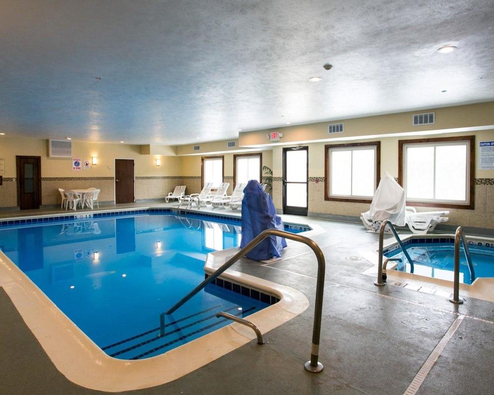 Comfort Suites Benton Harbor - St. Joseph photo 28