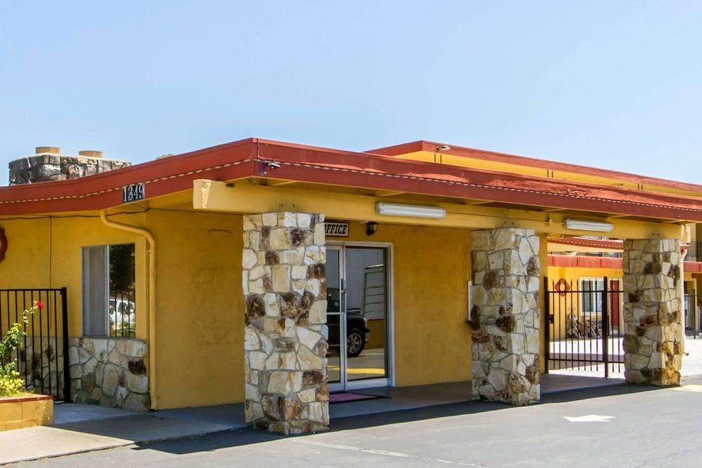 Econo Lodge photo 20
