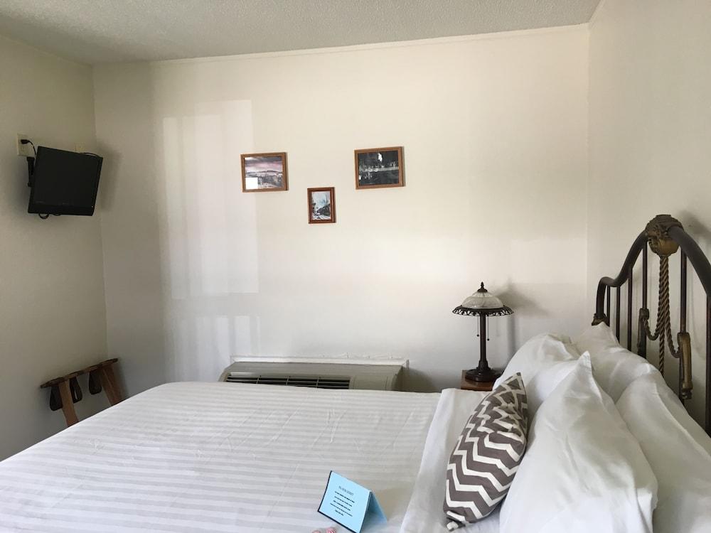 Sugarcreek Village Inn photo 30