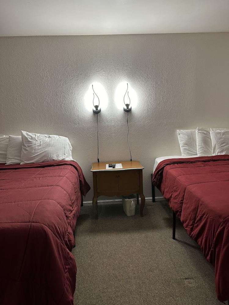 Travelers Inn Motel photo 35