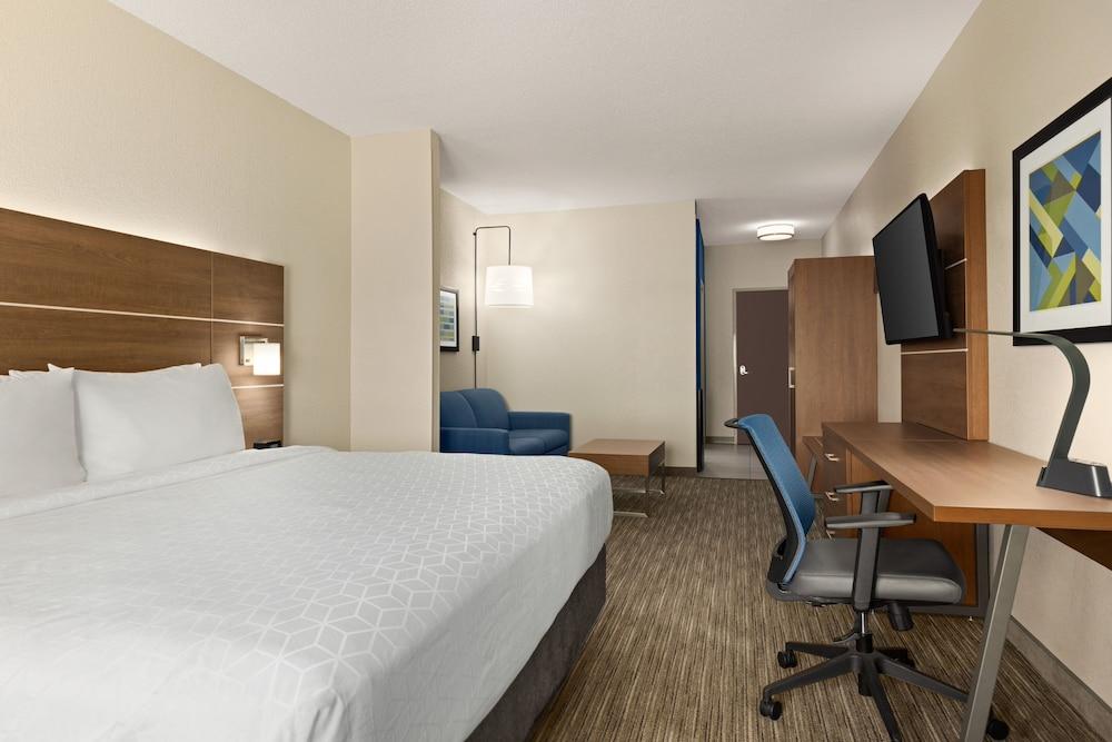 Holiday Inn Express & Suites Akron Regional Airport Area by IHG photo 46
