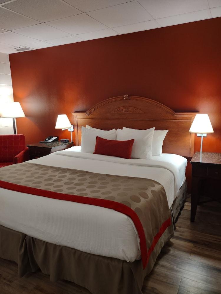 Ramada by Wyndham Albert Lea photo 24