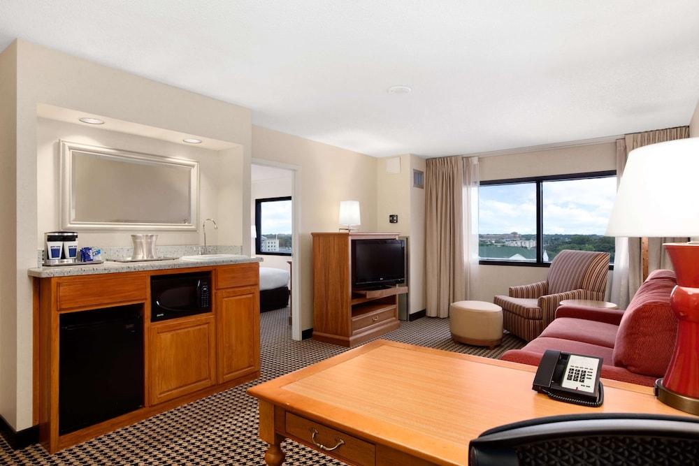 Hilton Chicago/Oak Brook Suites photo 9