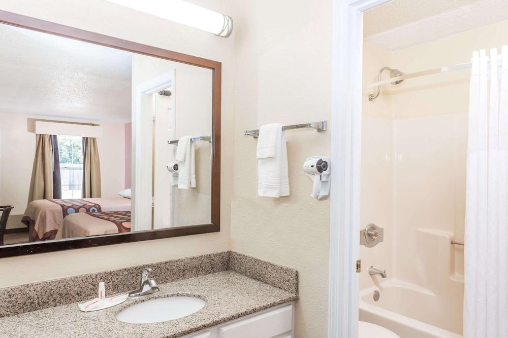 Super 8 by Wyndham Statesboro photo 15