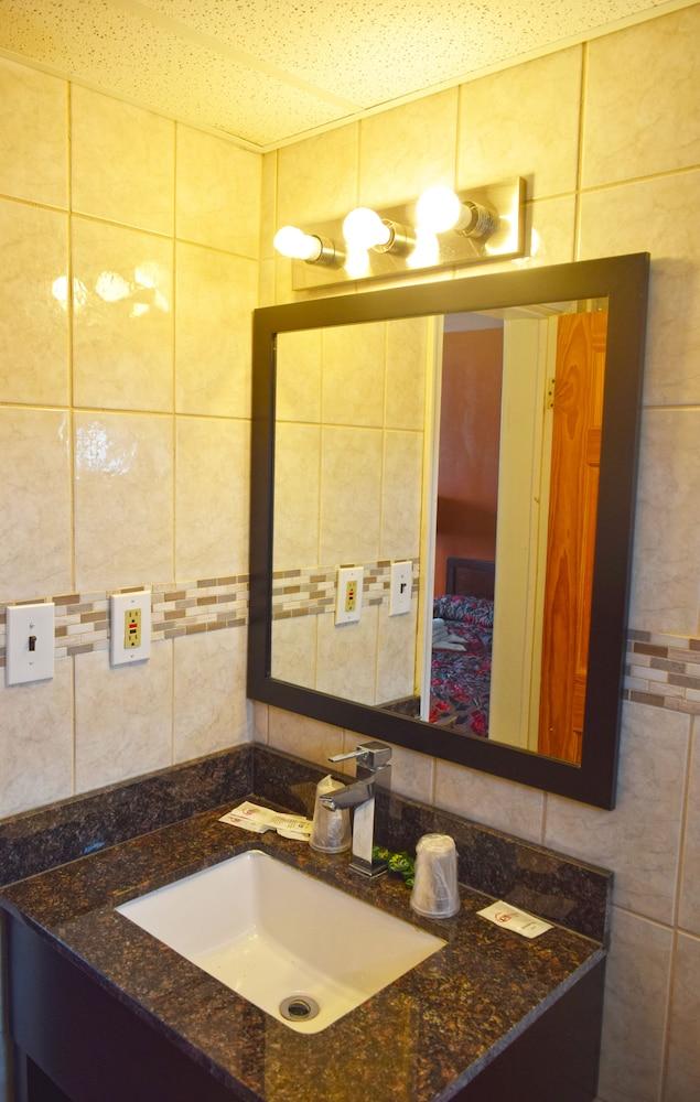 Skyview Manor Motel photo 40