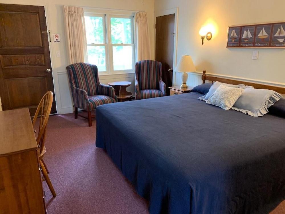 Holiday House Inn photo 32