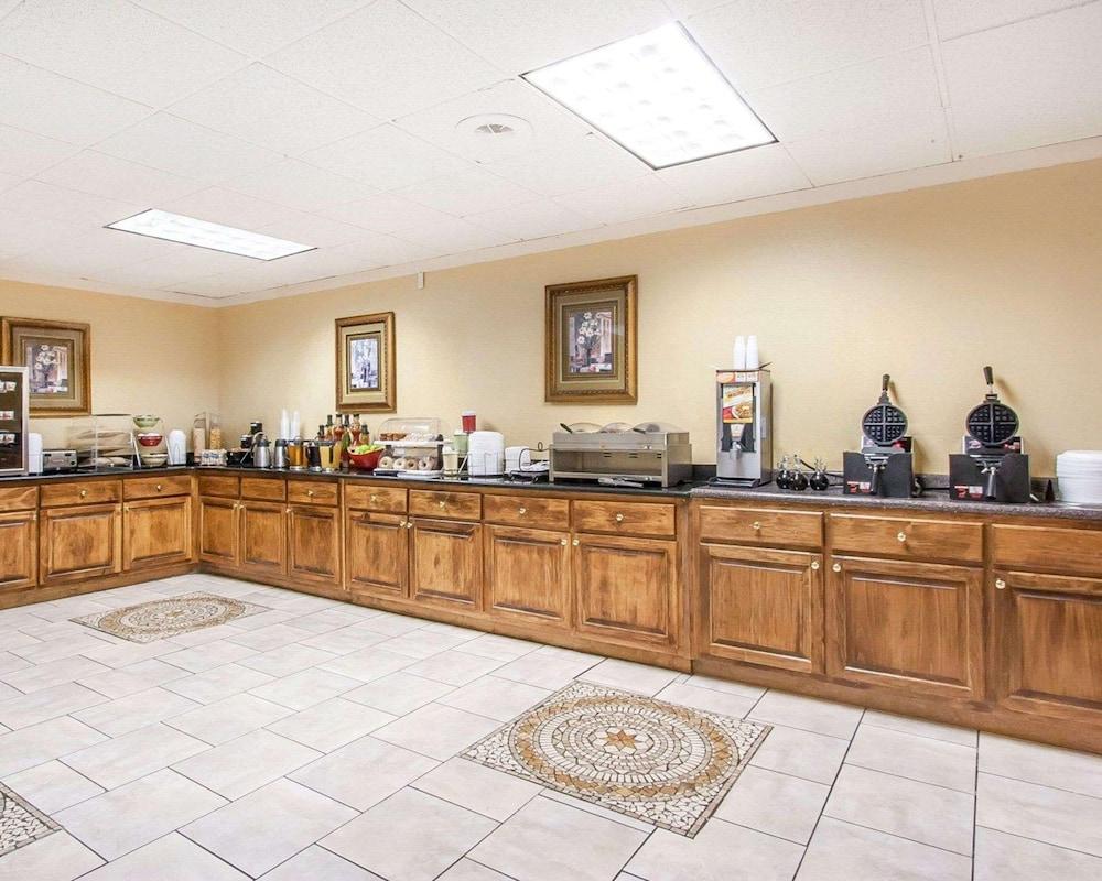 Clarion Inn & Suites University Center photo 28