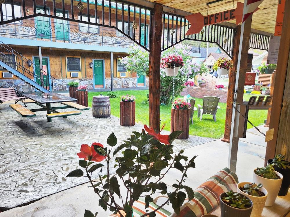 Cedar Wood Inn photo 48