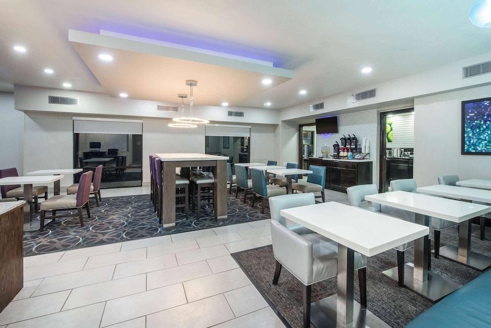 La Quinta Inn & Suites by Wyndham Fairborn Wright-Patterson photo 27