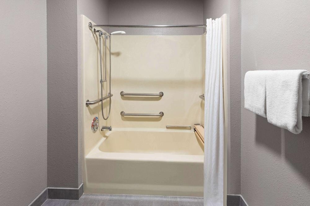 La Quinta Inn by Wyndham Sheboygan photo 22