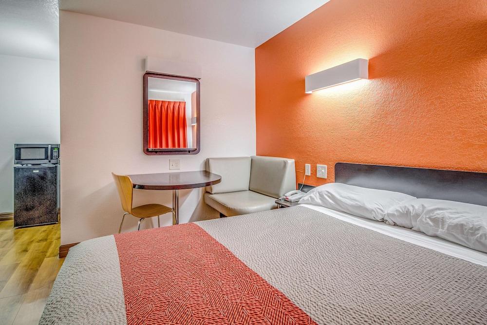 Motel 6 Conroe, TX photo 13