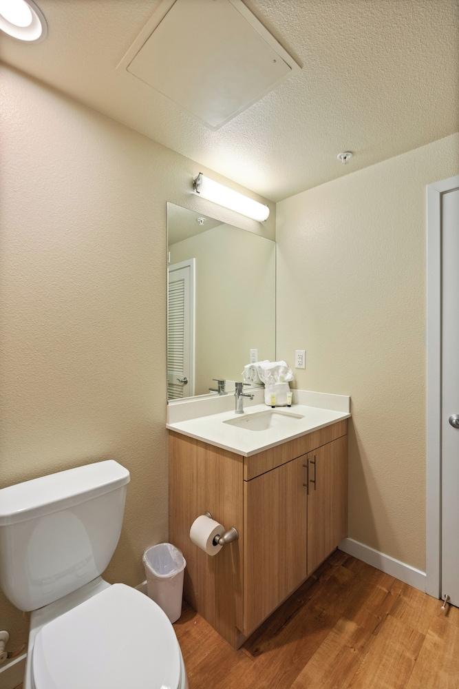 Global Luxury Suites at Woodbury photo 21
