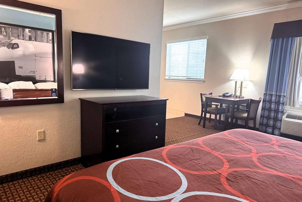 Super 8 by Wyndham IAH West/Greenspoint photo 36