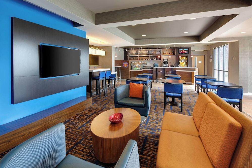 Courtyard by Marriott Grand Rapids Airport photo 2