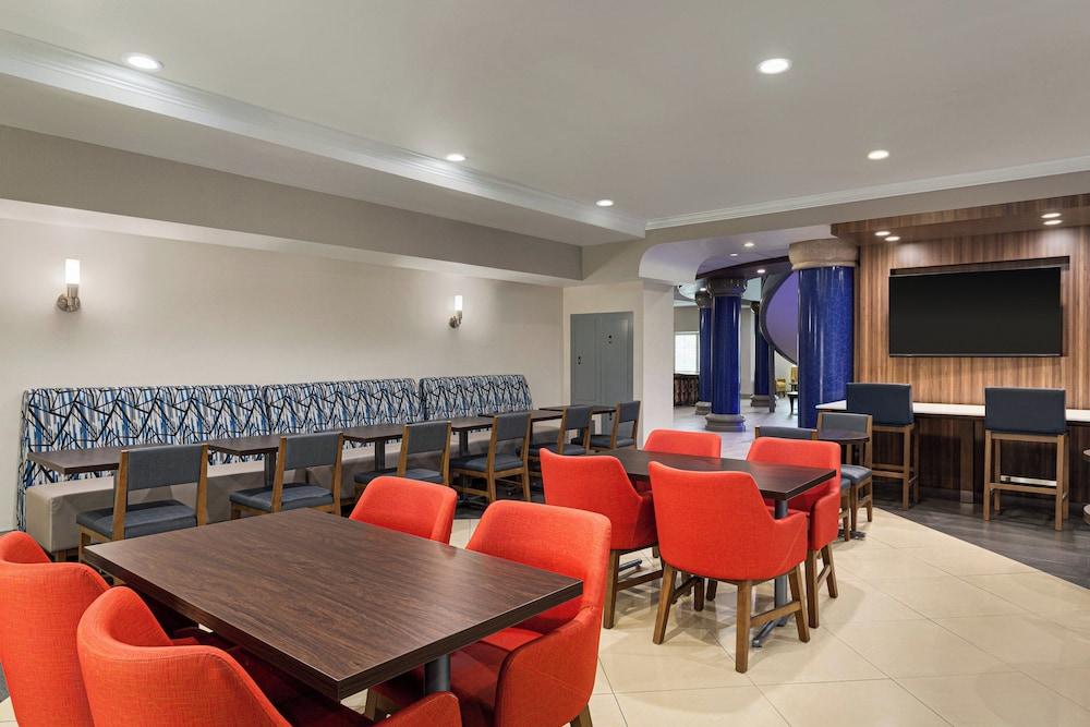 Holiday Inn Express and Suites Bakersfield Central by IHG photo 38