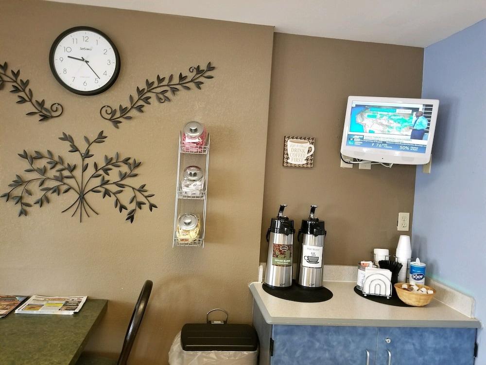 Budget Inn Express Douglas photo 11