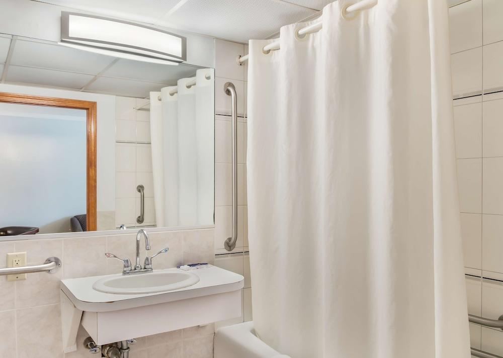 Americas Best Value Inn & Suites Hyannis Cape Cod photo 20