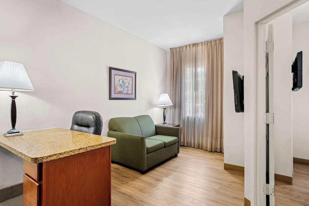 MainStay Suites Addison-Dallas photo 10