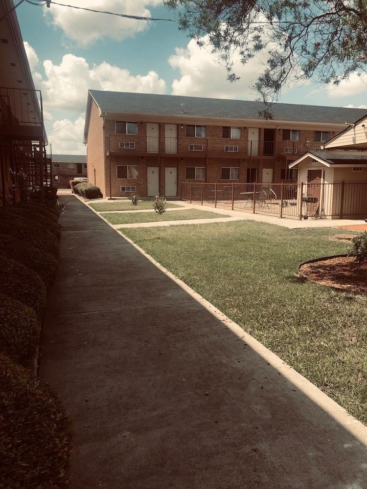 Hallmark Inn and Suites photo 12